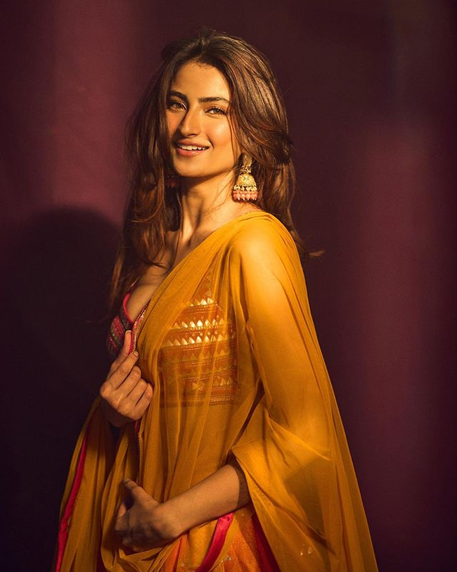 Pleasing Clicks Of Palak Tiwari In Colorful top Pleasing Clicks Of Palak Tiwari In Colorful top